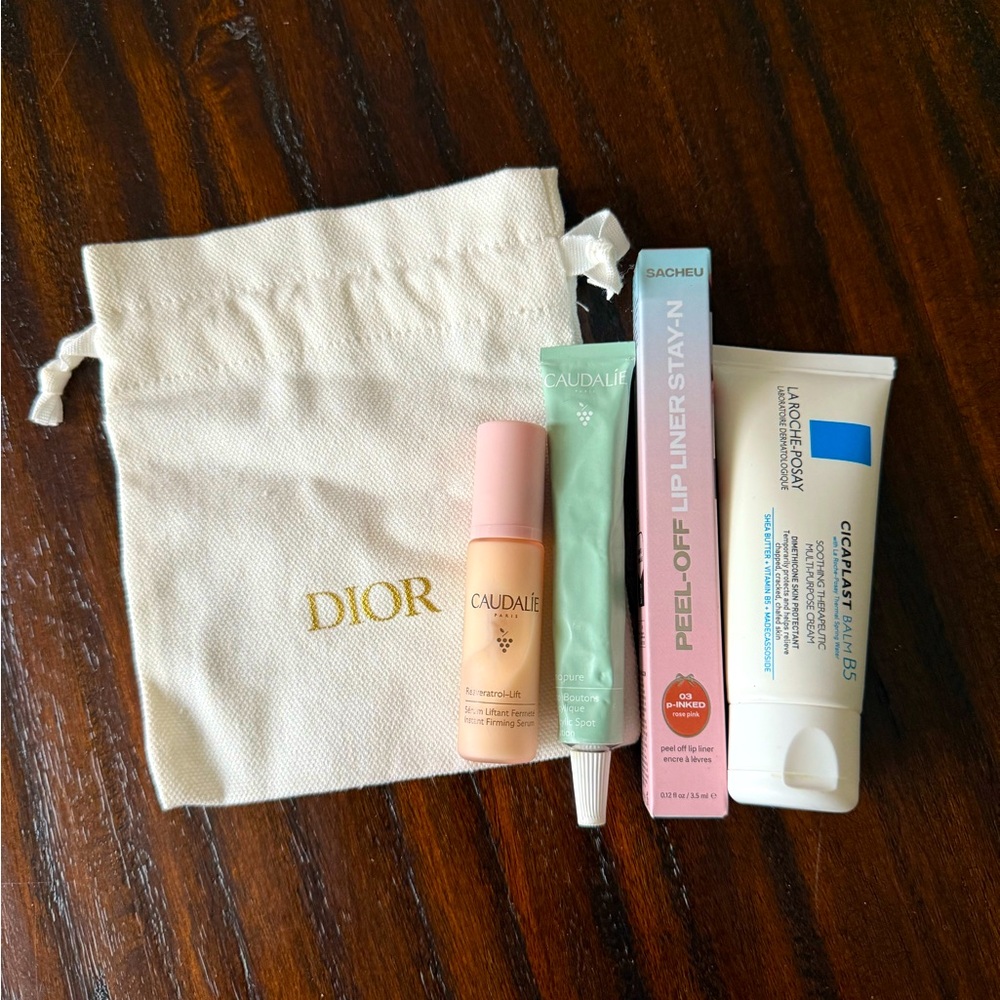 GRAB BAG : Dior cotton drawstring bag with skincare & makeup